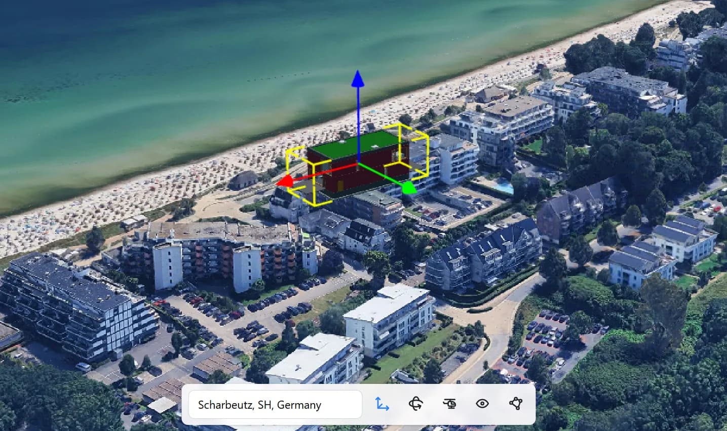 Ein 3D-Modell wird über dreidimensionale Steuerungspfeile im realen Standortkontext von Scharbeutz ausgerichtet.