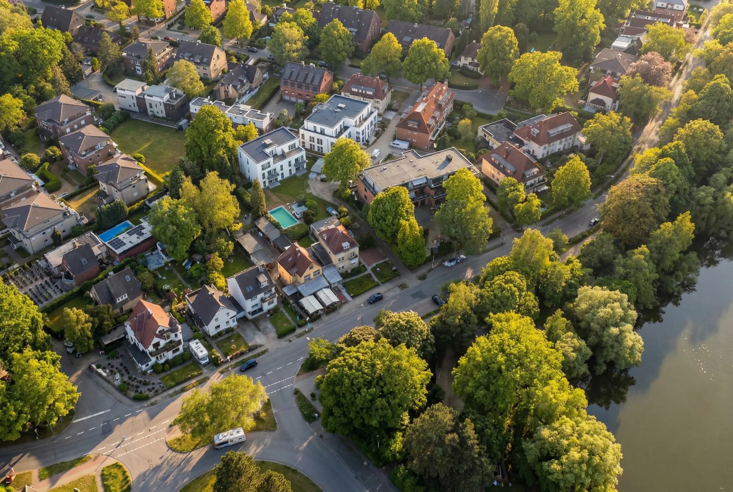 Standort-Rendering mit eingefügtem Architekturmodell in realer Umgebung